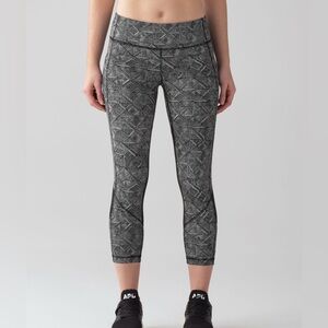 EUC Lululemon Pace Rival Crop (22") 4